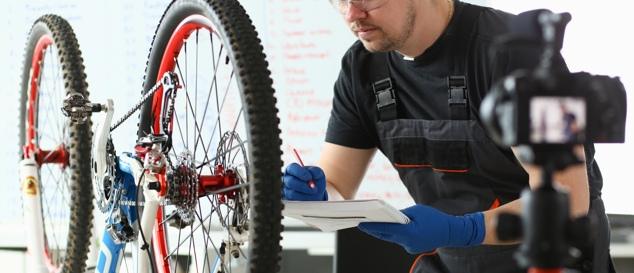 de fietsenmaker maakt een prijsopgaaf voor een reparatie de fietsenmaker maakt een prijsopgaaf voor een reparatie