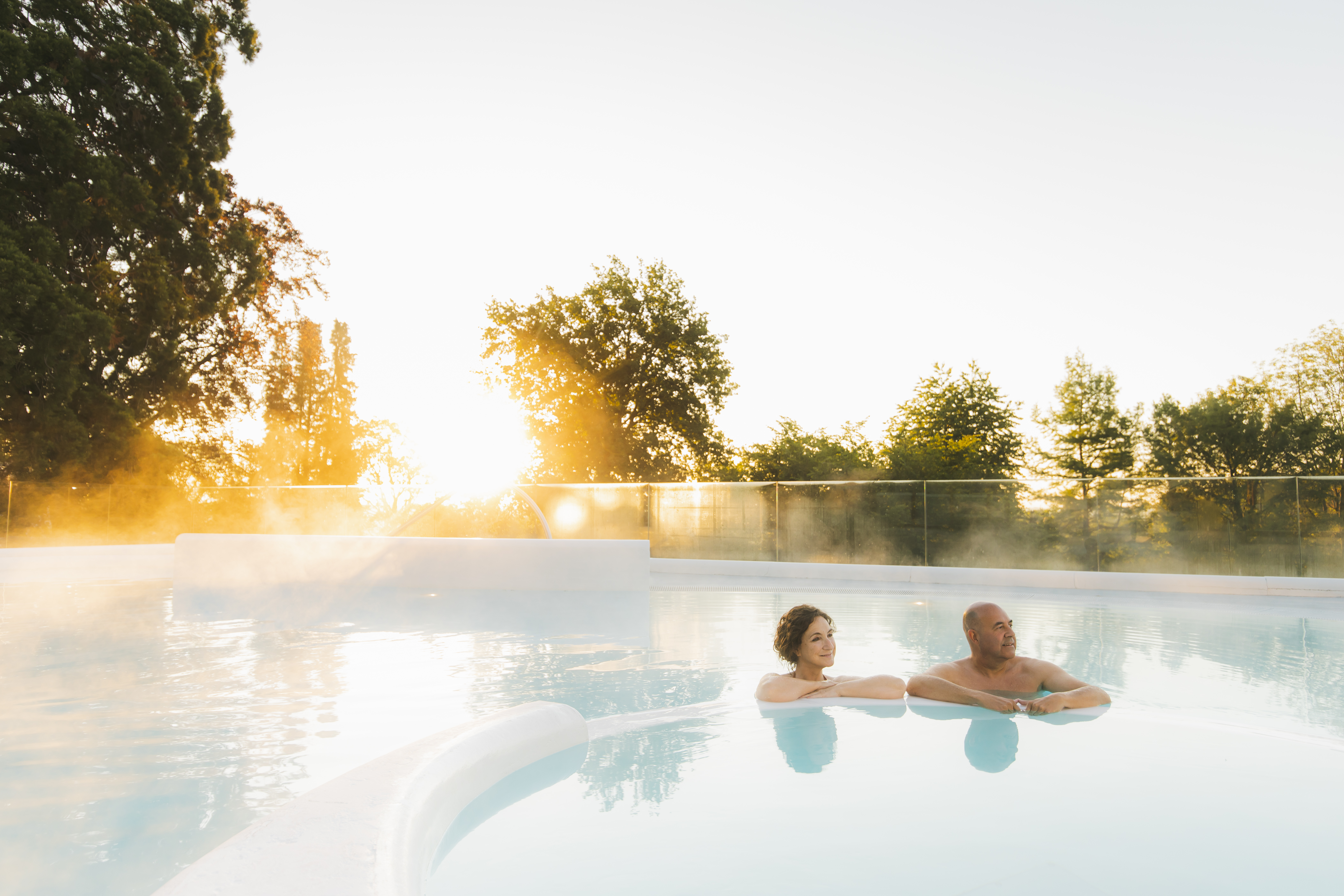twee mensen ontspannen in het buitenzwembad van de thermae twee mensen ontspannen in het buitenzwembad van de thermae