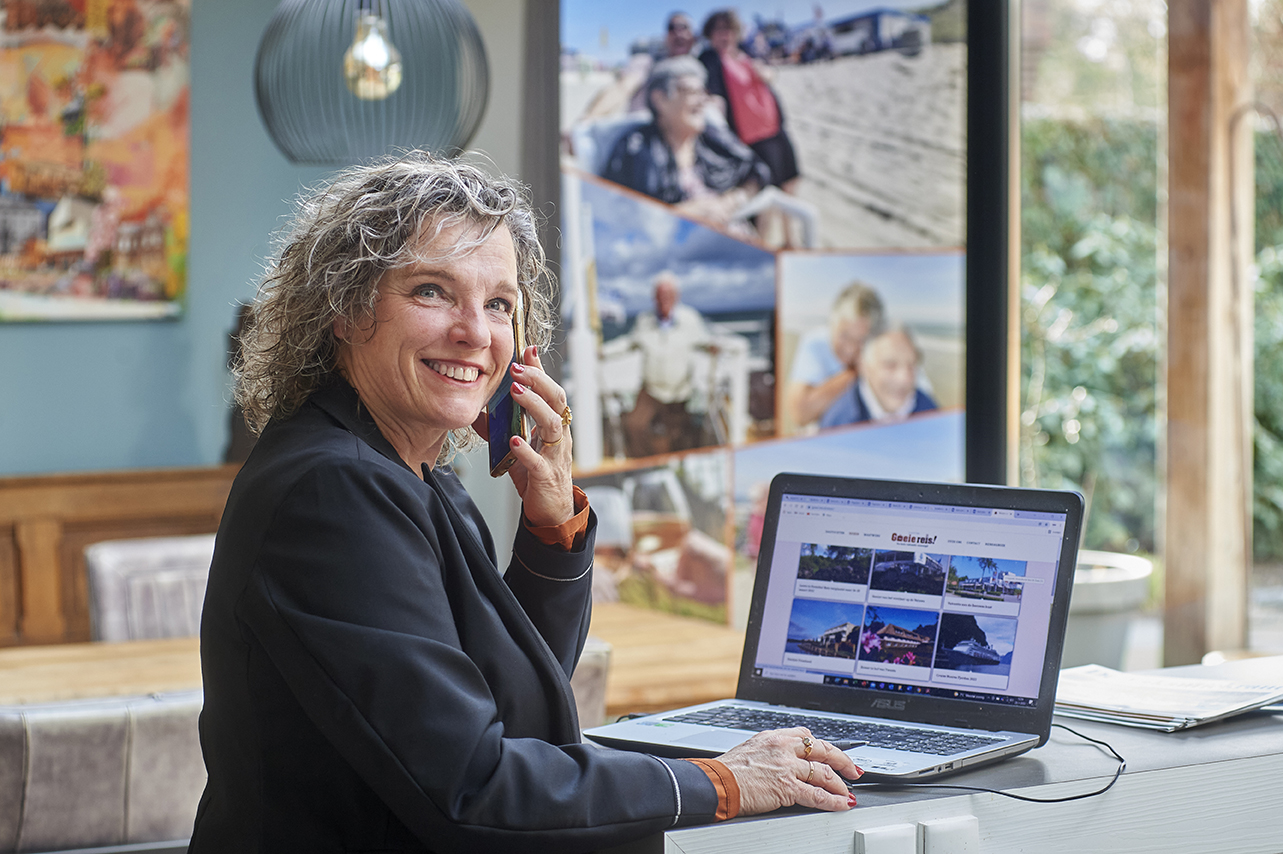 teddy thenu van goedereis op haar laptop teddy thenu van goedereis op haar laptop